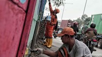 Petugas PPSU dengan semangat mengerjakan pengecatan.
