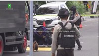 Mobil yang dipakai pelaku untuk menabrak itu bermerek Toyota Avanza. Mobil itu ditinggalkan dan ada pelaku yang kabur.