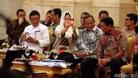 Jokowi meminta menteri dan kepala lembaga menyampaikan bahwa Indonesia tetap aman.
