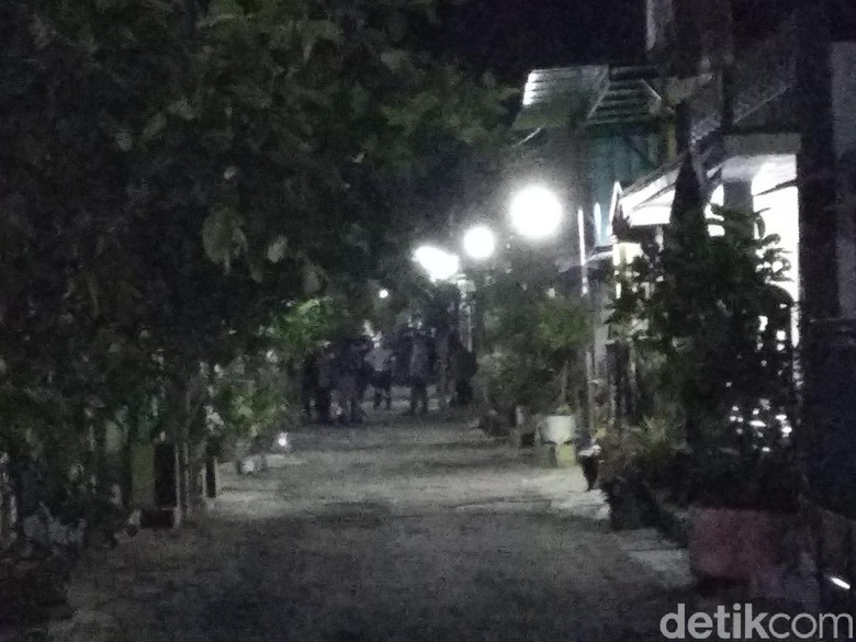 Densus 88 Bawa Terduga Teroris di Probolinggo ke Musala Eksklusif Densus 88 Bawa Terduga Teroris di Probolinggo ke Musala Eksklusif