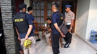 Penggerebekan terduga teroris di wilayah Tangerang ini dilakukan di tiga lokasi sejak siang hari tadi.