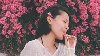 Berlibur ke Labuan Bajo, Lala Karmela terlihat sedang asyik menyeruput jus segar dengan background bunga berwarna merah jambu.Foto: Instagram @lalakarmela