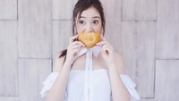 Panada isi cakalang tulis Ranty. Lebih tergoda mana nih, sama panadanya atau sama wajah cantiknya Ranty? Foto: Instagram