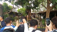 Di lokasi ini polisi menemukan beberapa barang bukti berupa bendera ISIS dan sejumlah senjata.