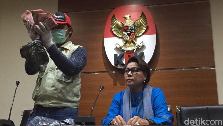 KPK Tetapkan Bupati Bengkulu Selatan dan Istri Tersangka Suap KPK Tetapkan Bupati Bengkulu Selatan dan Istri Tersangka Suap