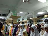 Begini Suasana Tarawih Pertama Di Masjid Agung Al Azhar