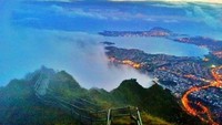 Dari puncak bukitnya, traveler akan disuguhkan pemandangan Kota Puu Keahi A Kahoe dari ketinggian 850 meter. Apalagi saat sunrise. (haiku_stairs/Instagram)