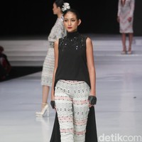 Fashion show koleksi terbaru Ivan Gunawan yang bertajuk Great Toba di Indonesia Fashion Week 2018, Jakarta Convention Center, Jakarta, Rabu [28/3/2018]. Foto: Mohammad Abduh/Wolipop