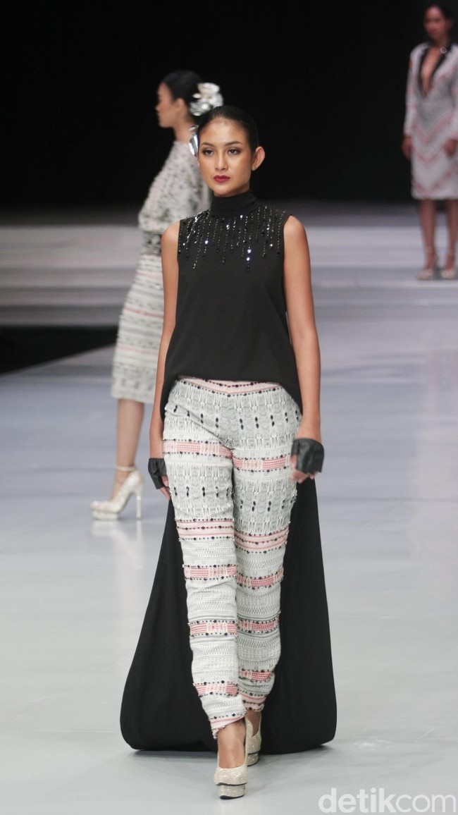Fashion show koleksi terbaru Ivan Gunawan yang bertajuk Great Toba di Indonesia Fashion Week 2018, Jakarta Convention Center, Jakarta, Rabu [28/3/2018]. Foto: Mohammad Abduh/Wolipop