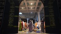 Sementara itu, umat muslim di Surabaya juga melaksanakan salat Tarawih pertama bulan Ramadan di Masjid Al Akbar, Surabaya, Jawa Timur. M Risyal Hidayat/ANTARA FOTO
