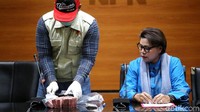 Penyidik KPK mengeluarkan beberapa gepok uang suap dengan disaksikan Wakil Ketua KPK Basaria Panjaitan.