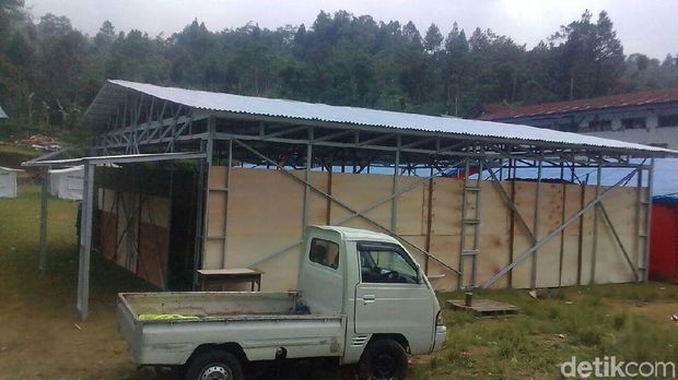 Salah satu musala darurat untuk pengungsi gempa Banjarnegara. 