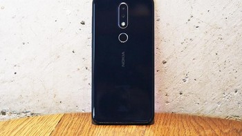 Ponsel yang menjalankan Android Oreo 8.0 ini dilengkapi sidik jari di bagian belakangnya. Foto: Sina Mobile