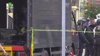 Polisi dan tim gegana berada di lokasi untuk melakukan pengamanan.