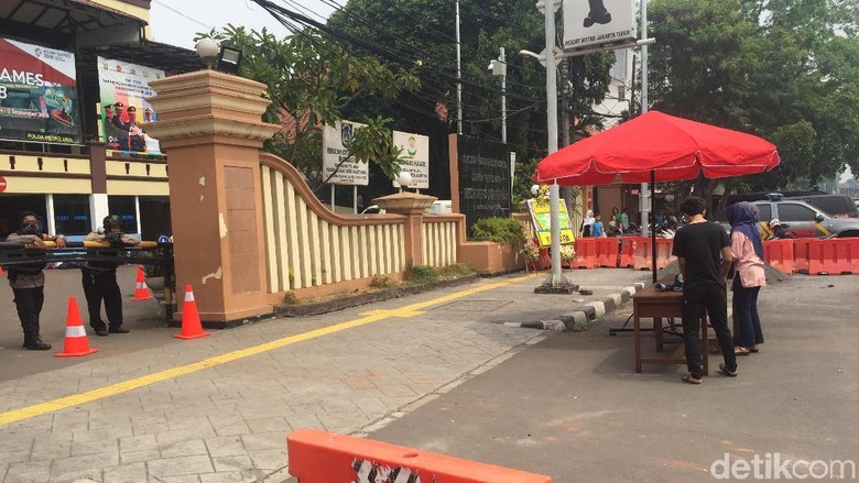 Polres Jaktim Dijaga Ketat, Pengunjung Dilarang Bawa Tas Masuk Polres Jaktim Dijaga Ketat, Pengunjung Dilarang Bawa Tas Masuk