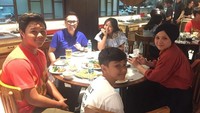 Meski sibuk, Eko masih sempat meluangkan waktu untuk pergi dan makan malam bersama sang istri dan anak-anaknya. Ternyata nasi jadi makanan kegemaran mereka lho. Foto: Instagram @ekopatriosuper