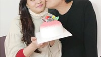 Kalau ini potret saat mamanya Ranty ulang tahun. Sebuah kue cantik turut memeriahkan momen ulang tahunnya. Kecupan hangat diberikan papa Ranty sebagai hadiah. Duh sweet banget! Foto: Instagram