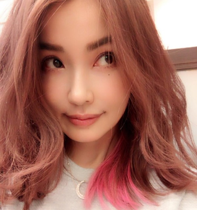 Selain menjadi model, Hirako juga memiliki brand fashion sendiri. Ia pun dikenal sebagai seorang penyanyi. Foto: Instagram