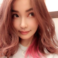 Selain menjadi model, Hirako juga memiliki brand fashion sendiri. Ia pun dikenal sebagai seorang penyanyi. Foto: Instagram