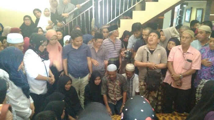 Tangis Sambut Jenazah Ipda Auzar yang Ditabrak Teroris