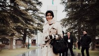 Selain di dalam negeri, Sandhyca pun pernah menemani Ibu Iriana dan Presiden Jokowi kunjungan ke Afghanistan. Pastinya tidak semua orang bisa ke sana(@sandhycaputrie/Instagram)
