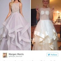 Jauh dari kata cantik, prom dress yang dibeli online oleh remaja ini malah terlihat menyeramkan dan seperti belum jadi. Foto: Twitter