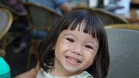 Si kecil Gempita ini lagi makan apa ya? Dengan rambut yang masih agak pendek, Gempi terligat sumringah menikmati makanannya. Foto: Instagram @gadiiing