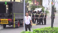 Ada dua polisi lain yang menderita luka, salah satunya anggota provos.