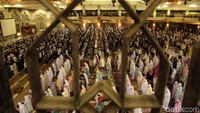 Sebelum melaksanakan salat tarawih, terlebih dahulu digelar salat isya berjemaah.