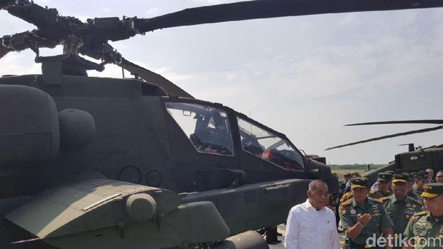 Penyerahan helikopter Apache AH 64E kepada TNI di Semarang.