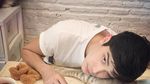 Ini Dia 10 Aksi Sunny Suwanmethanont, Aktor Ganteng Thailand Saat Makan