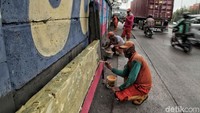 Pengecatan dilakukan sejumlah petugas PPSU Kali Baru, Cilincing.