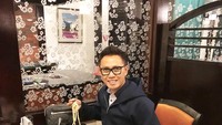 Tidak hanya makanan Indonesia dan China, makanan khas Jepang pun tak luput dari daftar makanan kesukaan Eko. Terbukti nih, kalau Eko memang seorang foodie! Foto: Instagram @ekopatriosuper