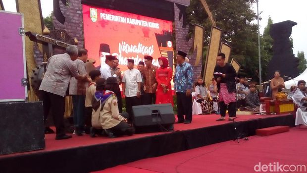 Visualisasi Dhandangan Kudus jelang Ramadan.