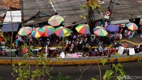Para PKL juga memasang payung untuk berlindung dari panas terik matahari.