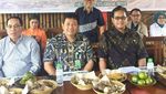 Gemar Makan Sate dan Nasi Pecel, Ini Potret Seru Eko Patrio Ketika Kulineran