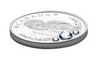 Nah, 3 kristal Swarovski juga terpasang di koin spesial ini. Ketiga kristal itu menggambarkan cincin pertunangan Meghan Markle dengan 3 berlian (Royal Canadian Mint)