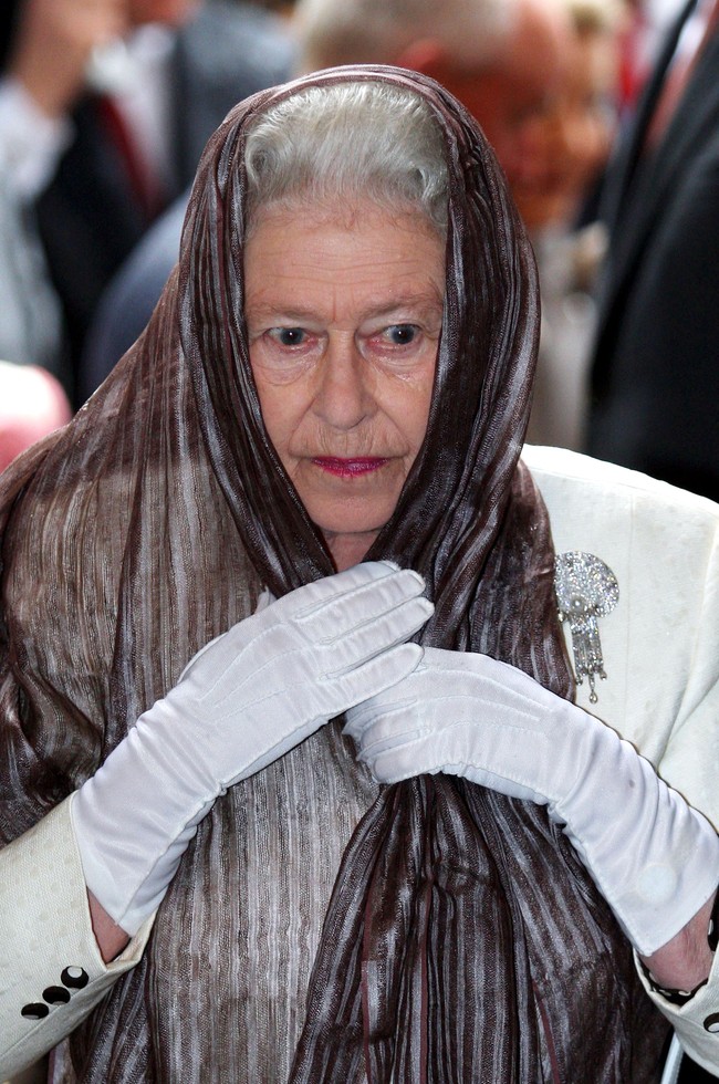 Ratu Elizabeth juga pernah mengenakan selendang sebagai penutup kepala saat berkunjung ke Green Mosque Turki tahun 2008. Saat itu ia memakai selendang bernuansa cokelat bergaris silver. Foto: Getty Images