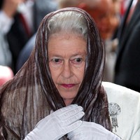 Ratu Elizabeth juga pernah mengenakan selendang sebagai penutup kepala saat berkunjung ke Green Mosque Turki tahun 2008. Saat itu ia memakai selendang bernuansa cokelat bergaris silver. Foto: Getty Images