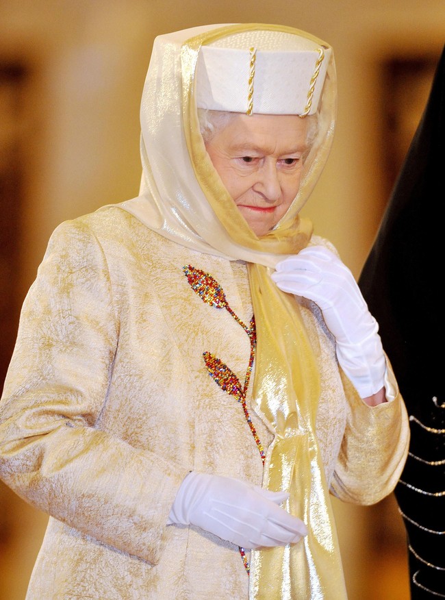 Ratu Elizabeth juga pernah tampil tertutup mengenakan selendang di kepalanya saat berkunjung ke masjid Sheikh Zayed, Abu Dhabi Arab Saudi pada tahun 2010. Foto: Getty Images
