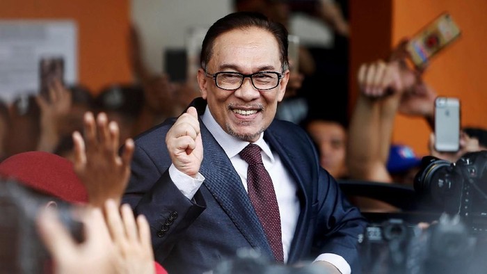 Malaysian politician Anwar Ibrahim gestures as he leaves a hospital where he is receiving treatment, ahead of an audience with Malaysias King, in Kuala Lumpur, Malaysia May 16, 2018. REUTERS/Lai Seng Sin     TPX IMAGES OF THE DAY