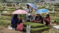 Beberapa terlihat sangat khusyuk memanjatkan doa.