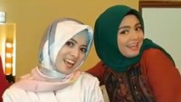 Bersama Tika ia dikenakan jilbab tersebut. Foto: Dok. Instagram/chikajessica88