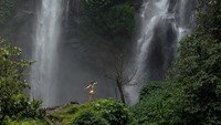 Keindahan Air Terjun Sekumpul juga dikunjungi oleh Sara. Sara menyebut air terjun ini sebagai satu dari 5 air terjun favoritnya. (Instagram/Sara Underwood)