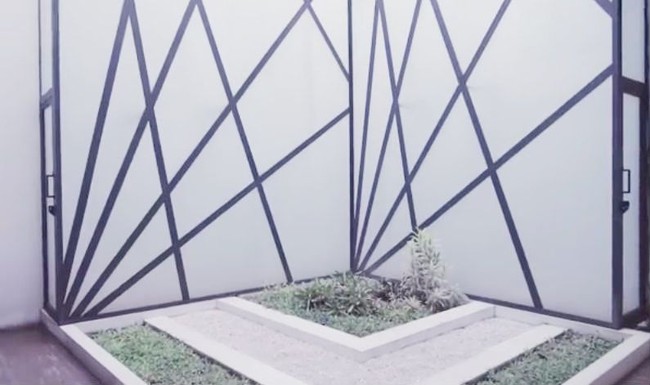 Nuansa alam dihadirkan dengan taman kecil yang ditempatkan di sudut ruangan. Cocok untuk menghadirkan kesan hijau di ruang terbatas. Foto: Youtube