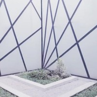 Nuansa alam dihadirkan dengan taman kecil yang ditempatkan di sudut ruangan. Cocok untuk menghadirkan kesan hijau di ruang terbatas. Foto: Youtube