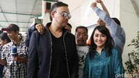 Sandy Tumiwa dan Tessa Kaunang saat ditemui di Pengadilan Negeri Jakarta Selatan pada Selasa (15/5) lalu. Pool/Ismail/detikFoto.