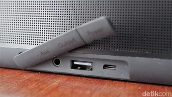 Jadi sembari mendengar musik sambil mengisi daya gadget. Foto: Adi Fida Rahman/detikINET