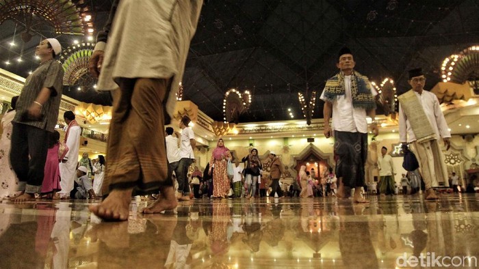 Umat muslim melaksanakan salat tarawih perdana di Masjid Islamic Centre, Jakarta Utara, Rabu (16/5/2018). Salat tersebut menandakan bahwa besok telah memasuki bulan suci Ramadan.