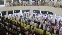 Warga Muhammadiyah melakukan salat tarawih di Masjid AR Fachruddin, UMM, Malang, Jawa Timur, Rabu (16/5) malam. Melalui metode hisab, Muhammadiyah menetapkan awal Ramadan 1439 H bersamaan dengan pemerintah yakni jatuh pada hari Kamis,17 Mei 2018. Ari Bowo Sucipto/ANTARA FOTO